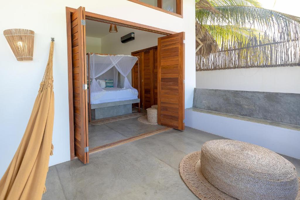 Бассейн и шезлонги в Villa Binn Preá